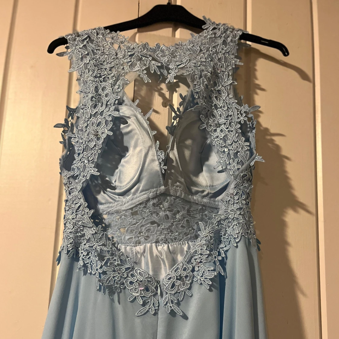 Ljusblå balklänning med spetsdetaljer - 93