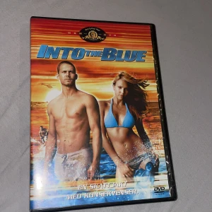 Into the Blue DVD - Säljer en spännande DVD av filmen 'Into the Blue'. Filmen handlar om skattjakt och äventyr i Bahamas med Paul Walker och Jessica Alba i huvudrollerna. Perfekt för en filmkväll med action och drama. Extramaterial inkluderar borttagna scener och kommentarer. Köp den för en adrenalinfylld upplevelse!
