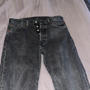 Svarta jeans från Levi's - Säljer ett par klassiska svarta 501 jeans i bra skick. Storlek är 32/32 och är true to size 