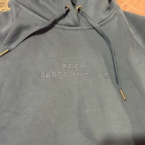 Peak Performance - P hoodie unisex, fin och värmer dig, Storlek S-M, mycket bra skick