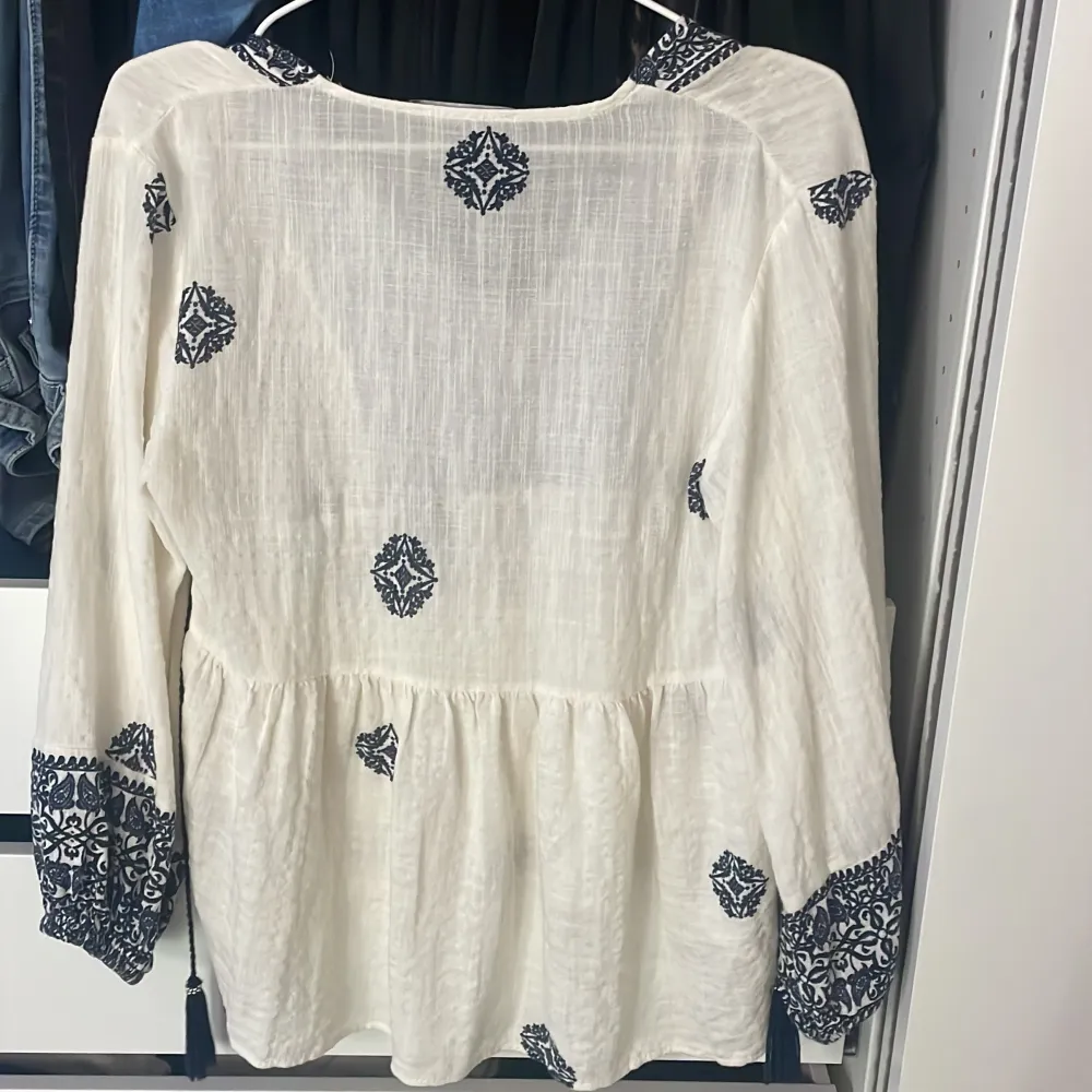 Jättefin blus från Zara, köpte i somras men aldrig använt. Beige/vit med marinblå detaljer . Blusar.