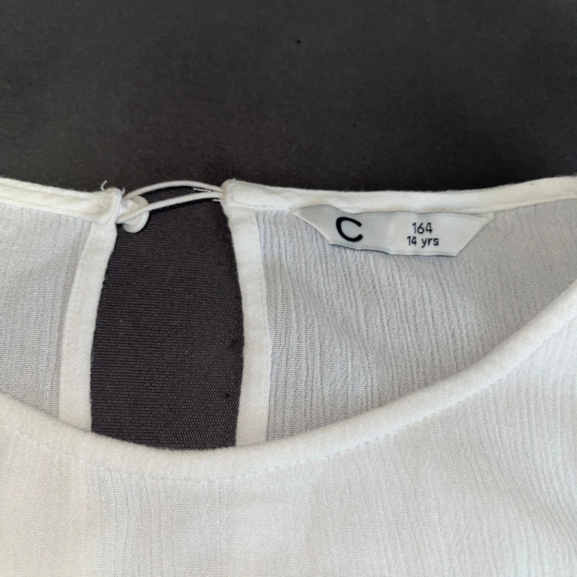 vit blus med volanger och små blomdetaljer - 92