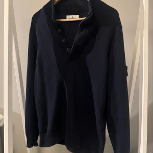 Stone island tröja - Tja! Stone island tröja, storlek M, bra skick, nypris 4600kr, mitt pris 2199kr, kvitto från NK finns. Perfekt för vintern!