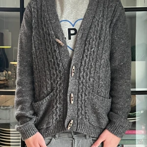 Stickad cardigan - En fet Cardigan ifrån märket Topman i storlek M men sitter som S! Tröjan är i mycket bra skick utan några större defekter! Skick: 8/10! Nypris: 999kr! Mitt pris: 399kr! Hör av dig vid minsta lilla intresse!