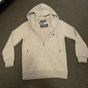 Polo Ralph Lauren grå - Säljer en polo Ralph Lauren grå tröja bra kvalite bara använt i cirka 1 vecka orginal pris 2000kr