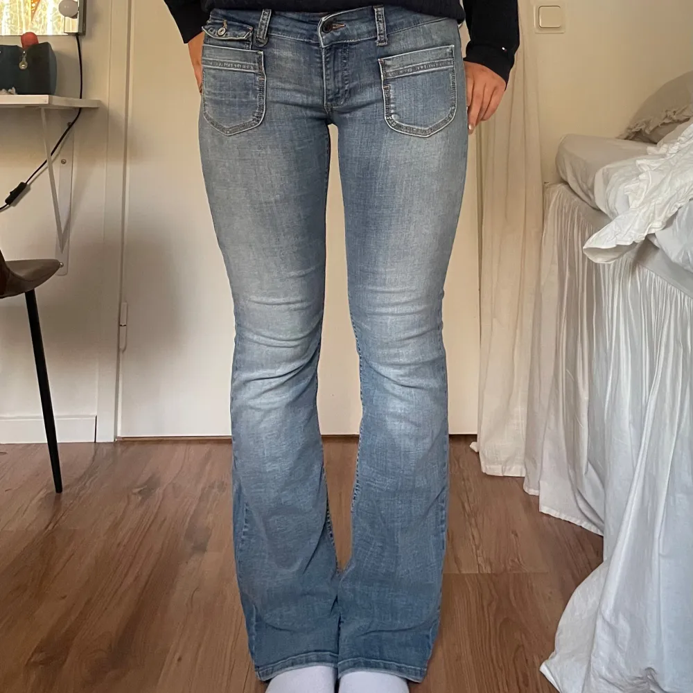 Snygga lågmidjade jeans från ONLY. Modellen är 167cm lång Midjemått:42 innerben: 76. Jeans & Byxor.