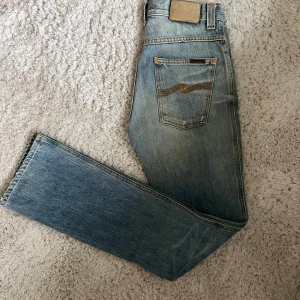 Nudie jeans  - Säljer dessa feta nudie jeans! Aldrig använd. Nyskick! Nypris runt 1499. Tveka inte höra av dig om du har någon fråga! Fraktar snabbt!
