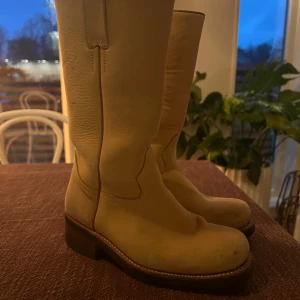 Beige boots i skinn - Säljer ett par snygga beige boots i skinn. De har en robust klack och är i bra skick. Perfekta för höst och vinter med en stilren design. Sulan är slitstark och ger bra grepp. Kvalitetsskor från Primeboots.