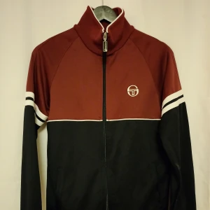 SERGIO TACCHINI  - SERGIO TACCHINI TRACKTOP   CONDITION 10/10 HELT NY   COLOUR VINRÖD/BLÅ   STORLEK SMALL   FÖLJ OSS GÄRNA PÅ INSTAGRAM  KEEPITCASUAL.STORE