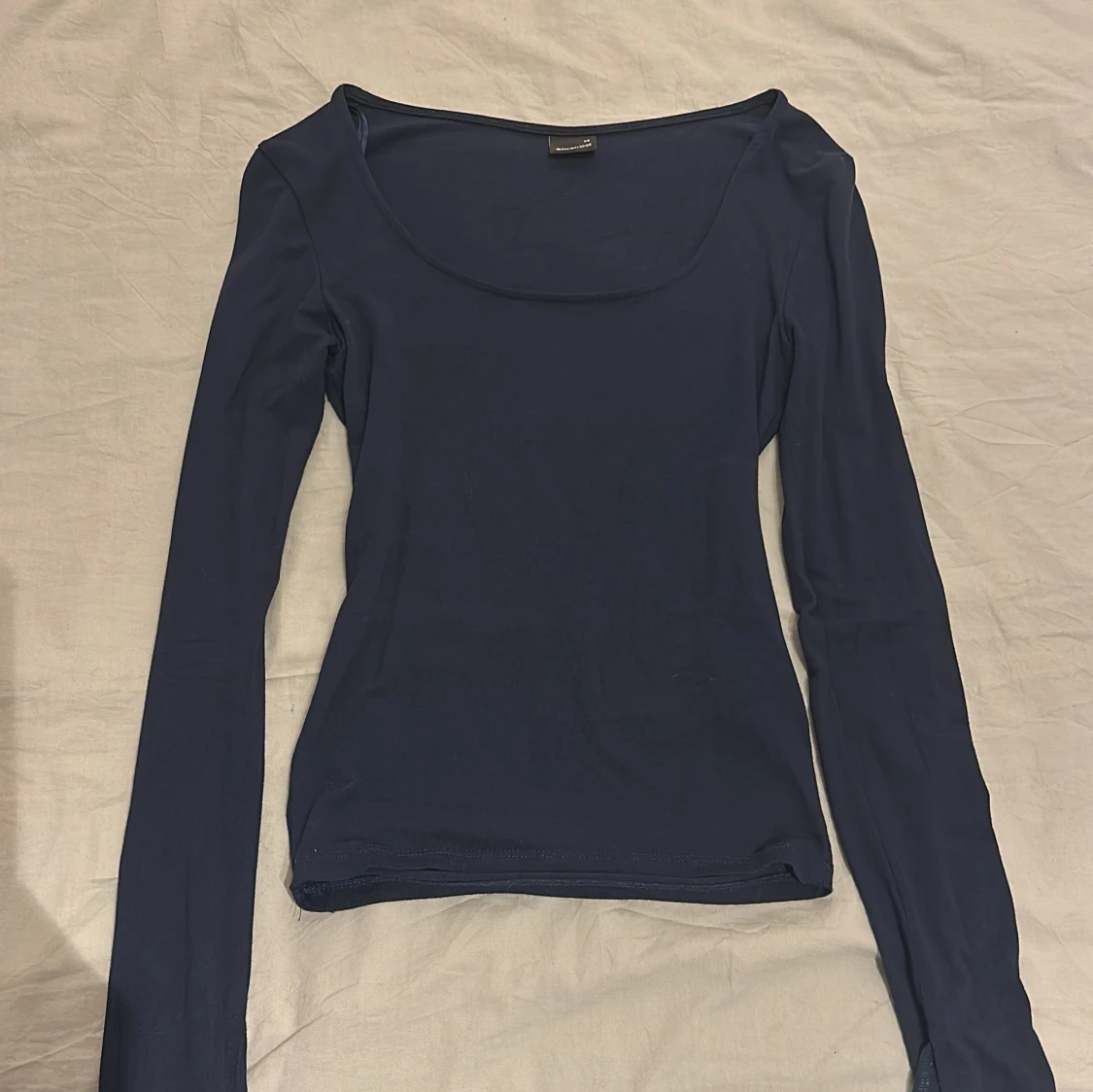 Mörkblå långärmad, U-ringad topp från Gina Tricot - 90