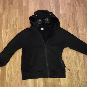 Cp company zip - Säljer en svart cp company zip för den är för liten. 