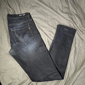 Dondup jeans  - Dondup jeans i bra skick, jeansen är i storlek 33 (jag har 32 och dom passar bra). TAR LÄGRE PRIS FÖR SWISH. skriv för frågor😮‍💨