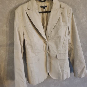 Beige kavaj från KappAhl - Begie kavaj från kappahl i storlek 38