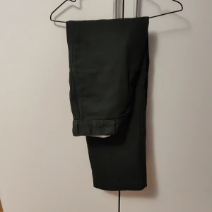 Svarta byxor från Dickies - Modell 874 från Dickies, W28 L30. Köpta på vinted men aldrig använda, har en liten reva på ena byxbenet (se sista bilden). Lite små i storleken, sitter som en S. Säljer då dom är för korta för mig😗