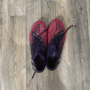 Predator fotbollsskor - Hej, säljer ett par fotbollsskor, har använt dom några gånger men funkar fortfarande jättebra på planen. Skorna är i bra skick, storlek är 46.