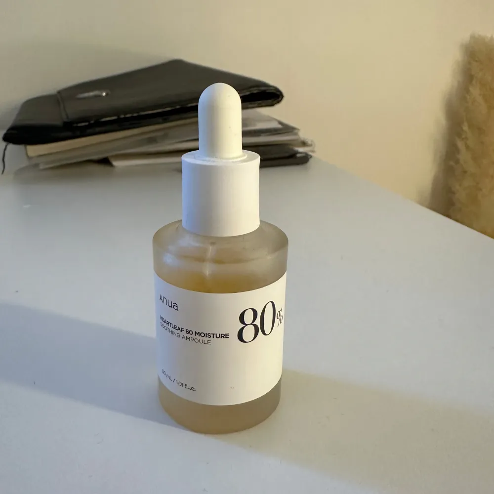 Anua Heartleaf 80% Soothing Ampoule är en återfuktande ansiktsampull med 80% heartleaf-extrakt. Den kommer i en 30 ml flaska med pipett för enkel applicering. Perfekt för att lugna och återfukta huden. koreansk hudvård, knappt andvänd🤍nypris 385 kr. Skönhet.