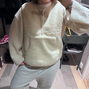 Teddyväst  - Mysig beige Teddyväst med dragkedja och stor ficka framtill. Super fin och varm💞