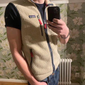 Patagonia fleece väst - Säljer nu en patagonia fleece väst i grymt skick! Nypris 1400kr🙌 storlek M och sitter riktigt snyggt. Fraktar med postnord📦 vid frågor är det bara att skriva!