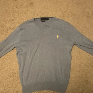 Ljusblå tröja från Polo Ralph Lauren - V ringad tröja från Ralph lauren. Storlek S, bra skick inga defekter. Skriv vid frågor.