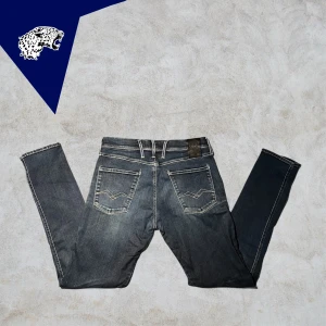 REPLAY ANBASS - Replay Anbass | Skick: 7,5/10 | Strl: W32 L34 | Modellen är 182cm lång | Hör av dig om du undrar någonting!