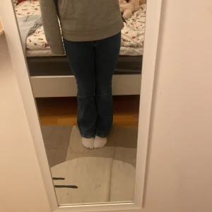 Blå bootcut jeans - Säljer ett par snygga blå bootcut jeans i bra skick. De är högmidjade. Köptes för 600 kronor på Bik bok 