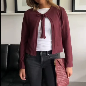 Vinröd tröja - Säljer denna populära slutsålda Lager 157 tröjan i väldigt gott skick! Den är använd men ser fortfarande som ny ut. 