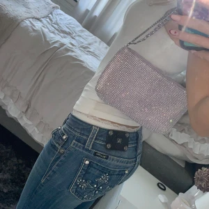 Jättefin glittrig väska😻🩷 - Snygg glittrig axelväska i lila och silver med en kedjerem. Väskan har en dragkedja upptill och ett ljust, skimrande foder. Perfekt för att lägga till lite bling till din outfit. Köpt i Spanien.