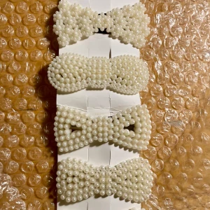 *NY*Hårklämmor med pärlor, Julklappstips!  - Passar till både vuxen och barn. Fyra eleganta hårklämmor dekorerade med vita pärlor i form av rosetter. Perfekta för att ge en stilfull touch till din frisyr.