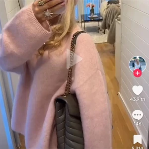 Rosa stickad tröja - Mysig rosa stickad tröja med rund hals och långa ärmar. Perfekt för kyliga dagar när du vill ha något bekvämt och stilrent. Passar bra till både jeans och kjol. 