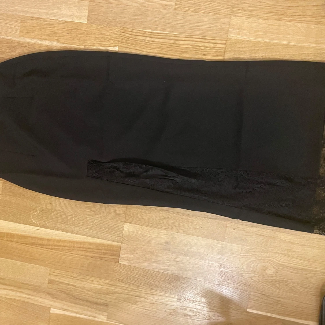 Svart långkjol med spetsdetalj från ADOORE - 92