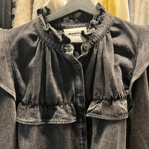 Isabel Marant Skjorta - Säljer min isabel marant skjorta som är använd en gång. Skriv för fler bilder på☺️