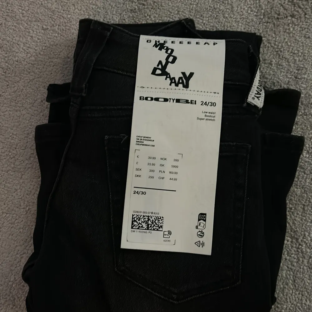 Slutsålda svarta bootcut jeans från weekday med låg midja. I nyskick med lappen och kvitto kvar❤️De är stretchiga och Innerbenslängden är ca 75 cm och midjan är 29cm rakt över😍🔥. Farkut & Housut.