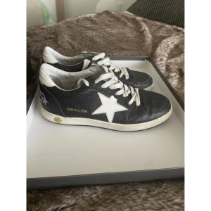 Golden goose skor - Säljer ett par coola svarta sneakers från Golden Goose med en vit stjärna på sidan. Skorna är i använt skick. Tyvärr finns de inget kvitto eller box. Säljes åt min flickvän. Hör av vid eventuella frågor!