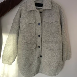 Pistagegrön  teddyjacka från Vero Moda - Knappt använd