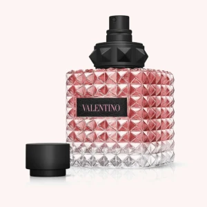 Parfym från Valentino 50ml - Säljer en lyxig parfym från Valentino Born in Roma 50 ml,  med en snygg flaska i rosa och transparent glas. Flaskan har ett coolt nitat mönster och en svart kork. Perfekt för att ge en touch av elegans till din doftsamling! Ord. pris 1400kr för 50 ml