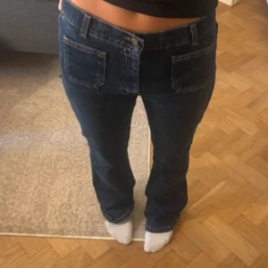 Blå jeans med bootcut - Säljer ett par snygga blå jeans i bootcut-stil. Använda en gång och har inga effekter❤️ är i storlek 36/ S