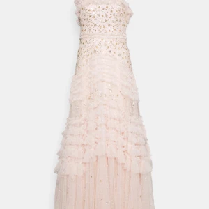 Ljusrosa långklänning med paljetter - Säljer min balklänning från 9ornas bal 2023, använd en gång. Ordinarie pris ca 11500kr. (Finns möjlighet att testa den innan man köper)