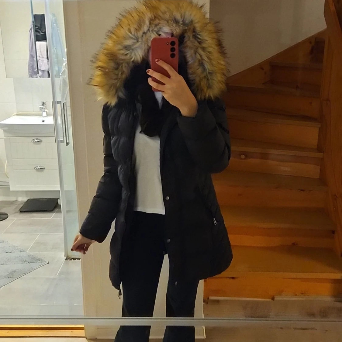 Svart vinterjacka med pälskrage. - 90