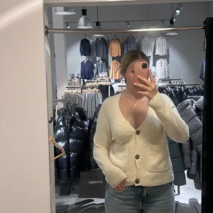 Vit kofta - Super mysig kofta från vero Moda! Den är aldrig använd och kostar 450kr ny. Den passar flera storlekar beroende på hur man vill att den ska sitta.