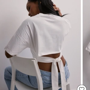 Vit croppad topp med knytband - Säljer den populära slutsålda toppen från Nelly