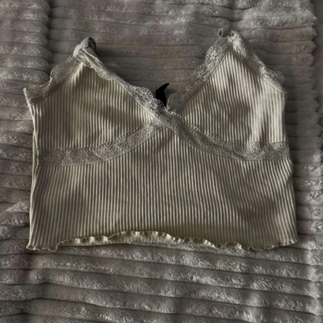 Beige ribbad linne med spetsdetaljer