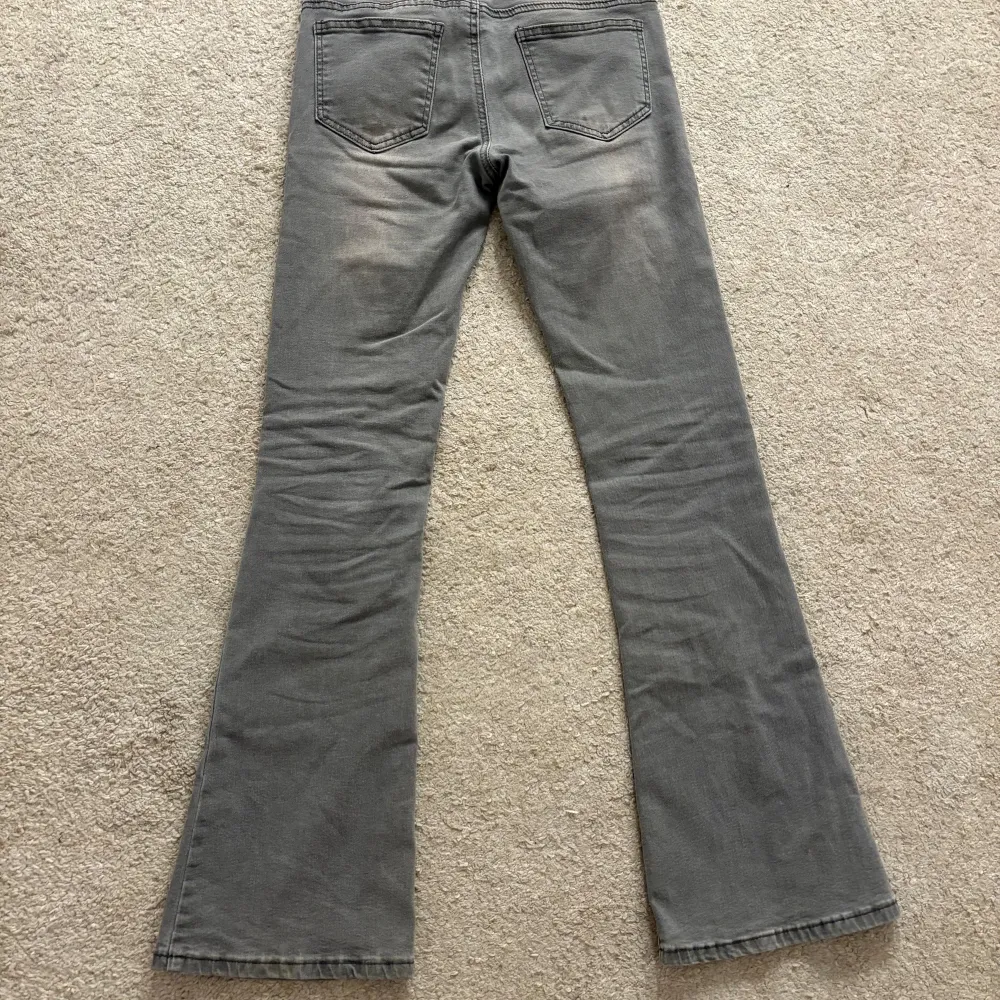 Snygga grå bootcut jeans från D-XEL i storlek 176. Skulle säga att de passar för någon som är ungefär 168-170 cm lång. Bra skick! Kontakta för fler bilder!. Jeans & Byxor.