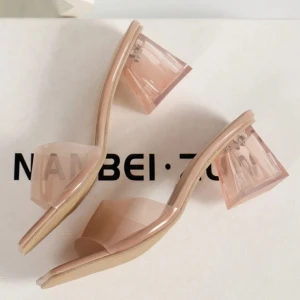 Beige klackar - Aldrig använt, de va för små har storlek 38. Skorna är stolek 36,5. Perfekta för att lyfta vilken outfit som helst. Köpta på shein runt 160 kr 