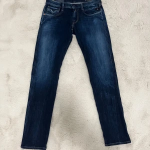 Replay anbass jeans  - Säljer mina fina replay jeans i storlek W31 och L32. Dem har en jätte fin fade. Det finns inga defekter med jeansen. Modellen är 180 ungefär och väger 65kg. Skriv om du har några funderingar:)