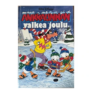 Ankkalinnan valkea joulu - En färgglad Disney-bok med Kalle Anka och hans vänner på skridskoäventyr. Omslaget visar en vinterlandskap med snö och is, där karaktärerna är klädda i varma vinterkläder. Perfekt för julstämning och Disney-fans.