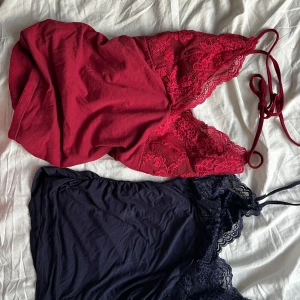 Ett set med 2 snygga toppar - Säljer två stycken tvärsnygga toppar i mycket bra skick. Säljer inte separat <3 Gissar på att storleken ligger på XS-M, de är stretchiga