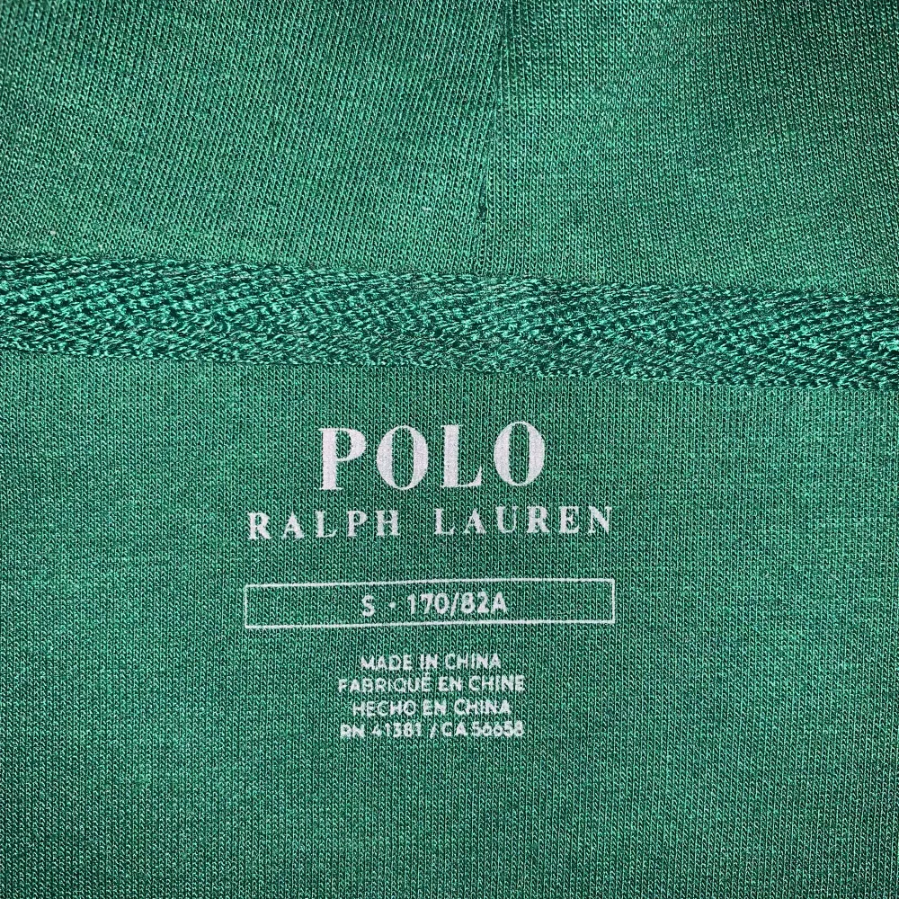 Säljer en snygg grön hoodie från Polo Ralph Lauren i storlek S. Den har en dragkedja framtill och en klassisk logga på bröstet. Perfekt för en avslappnad stil och passar bra till både jeans och joggers. Huvan har snören för justering. Perfekt för höst och vår! Knappt använd då den inte riktigt passade min stil.. Hoodies.