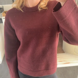 Vinröd stickad tröja - Säljer en superfin vinröd stickad tröja i storlek XS. Den har en klassisk rund hals och långa ärmar, perfekt för höst och vinter. Tröjan är i en vinrött färg och är både stilren och mysig. Perfekt för att hålla sig varm och snygg under kyliga dagar! 🍂
