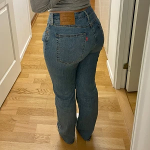 Levis 514 - Levis jeans i modell 514 och blå denim 💌 De är mid waist och har en rak passform 👖Midjemåttet är ca 86 cm och innerbenslängden ca 78 cm