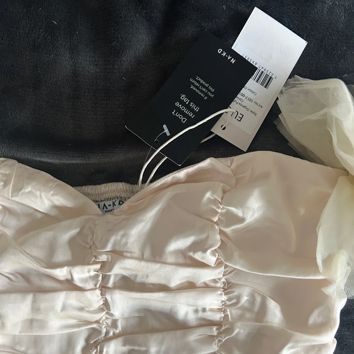 Krämfärgad topp med volangärmar från NA-KD - 90